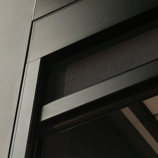 Motorised side screen in black fully deployed on a pergola, sealing the side opening