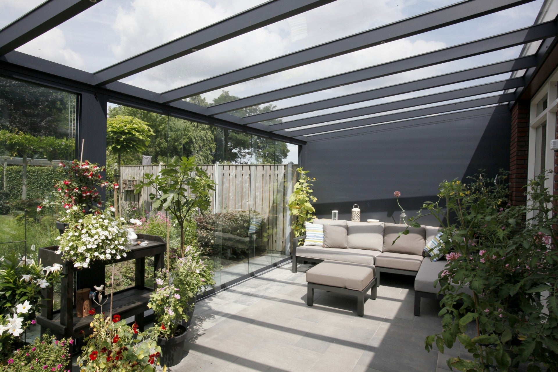 Roma Pannello aluminium panels in black installed as contemporary garden fencing