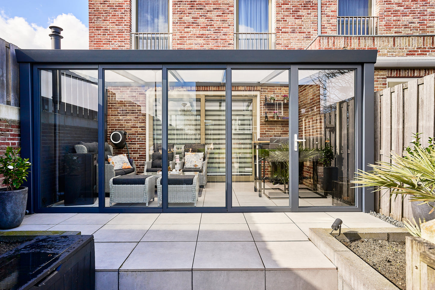 Roma Vista glass door system on a large veranda, complete facade open in sunshine