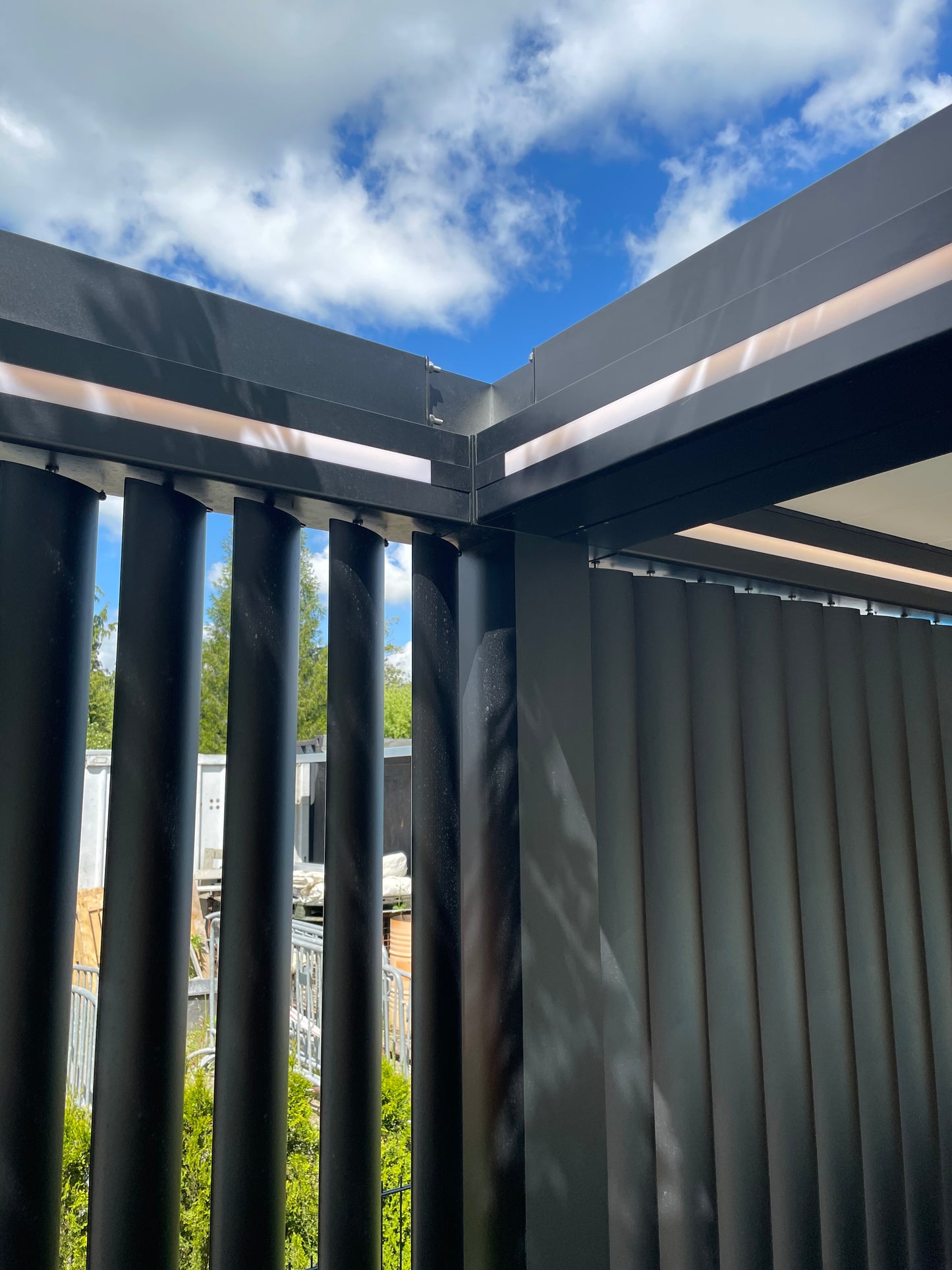 The Aperto pergola in anthracite close-up of panel mechanism and guide rail
