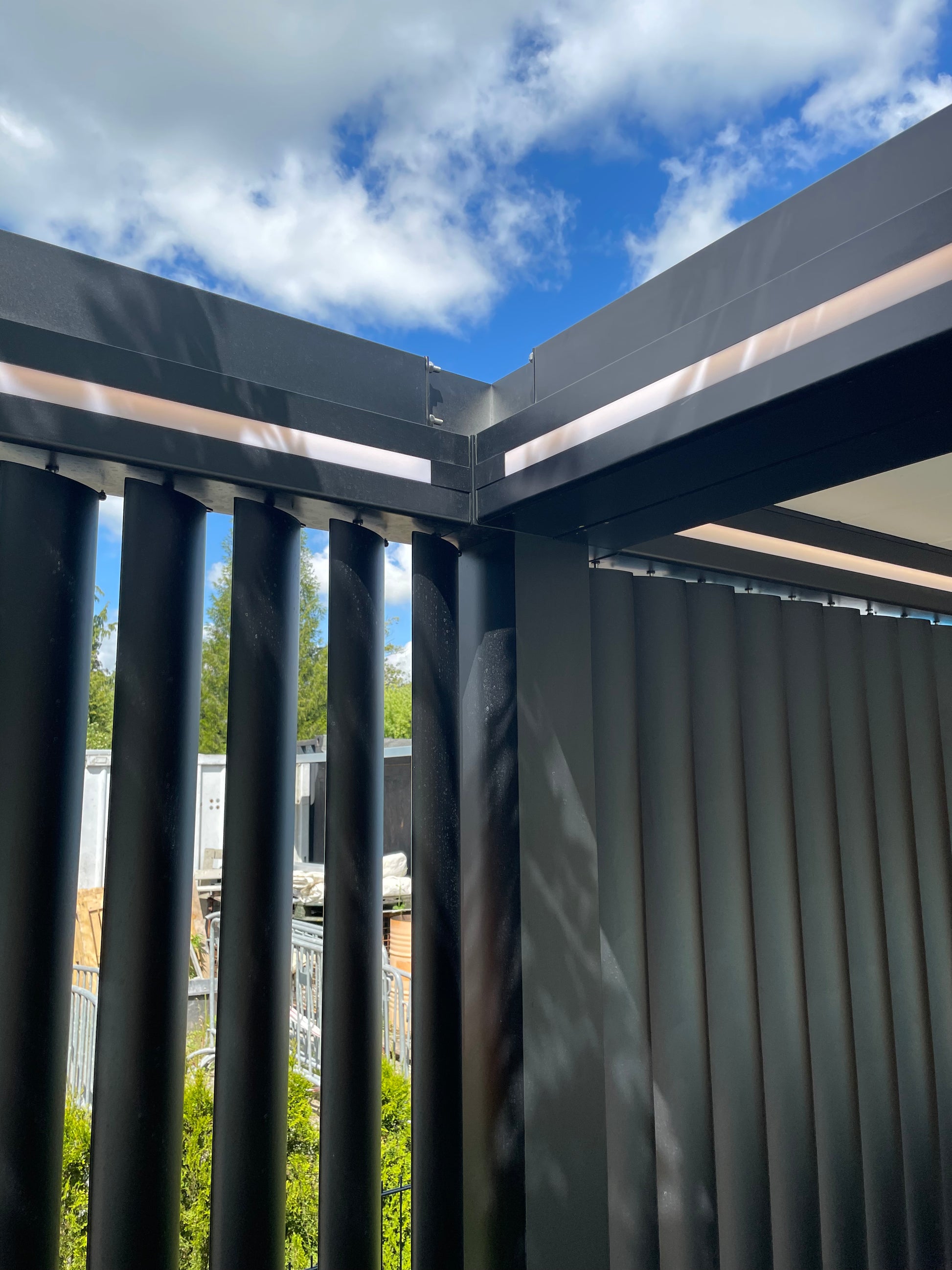 The Aperto pergola in anthracite close-up of panel mechanism and guide rail