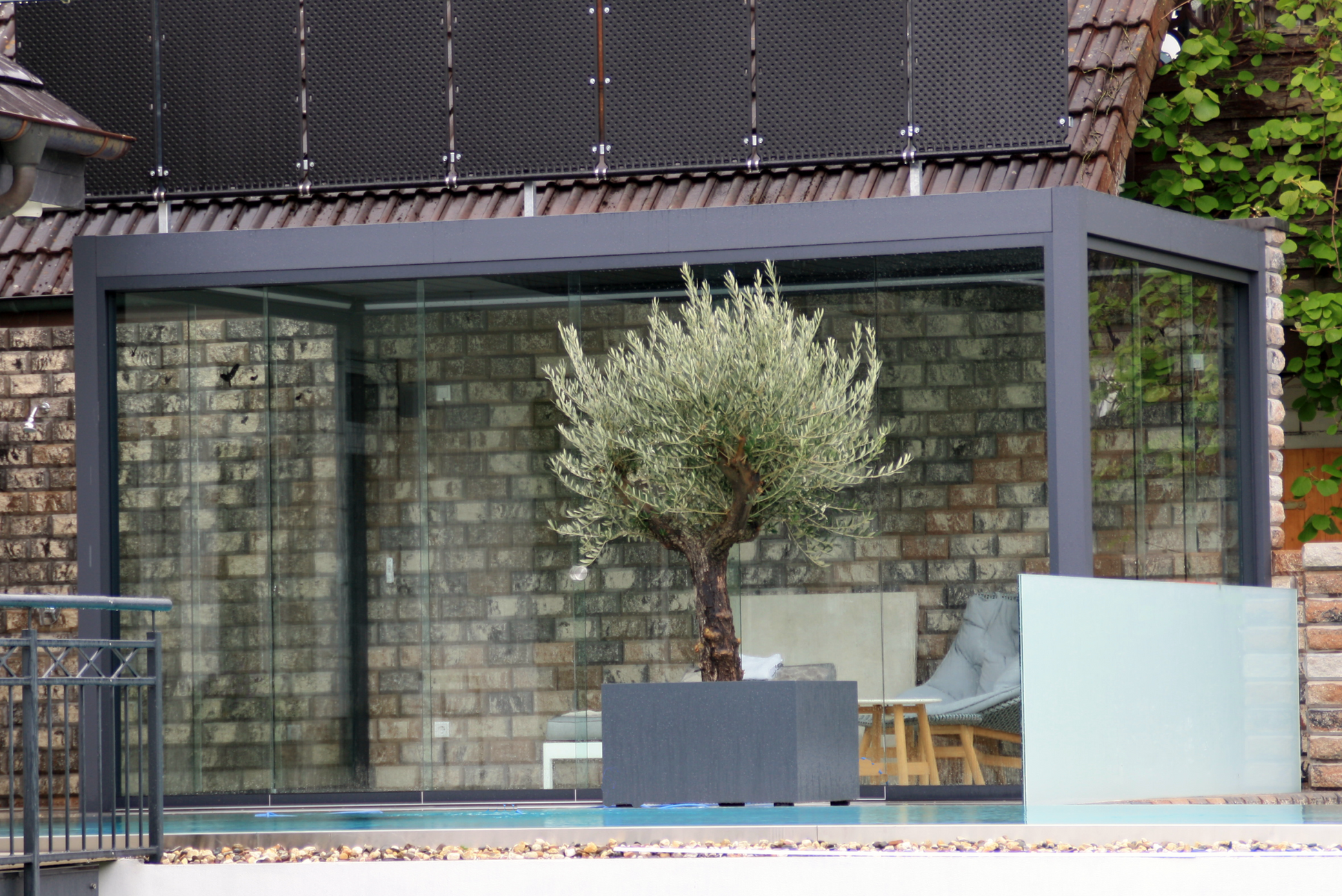 The Portico pergola in white close-up of louvre slat and rotation detail