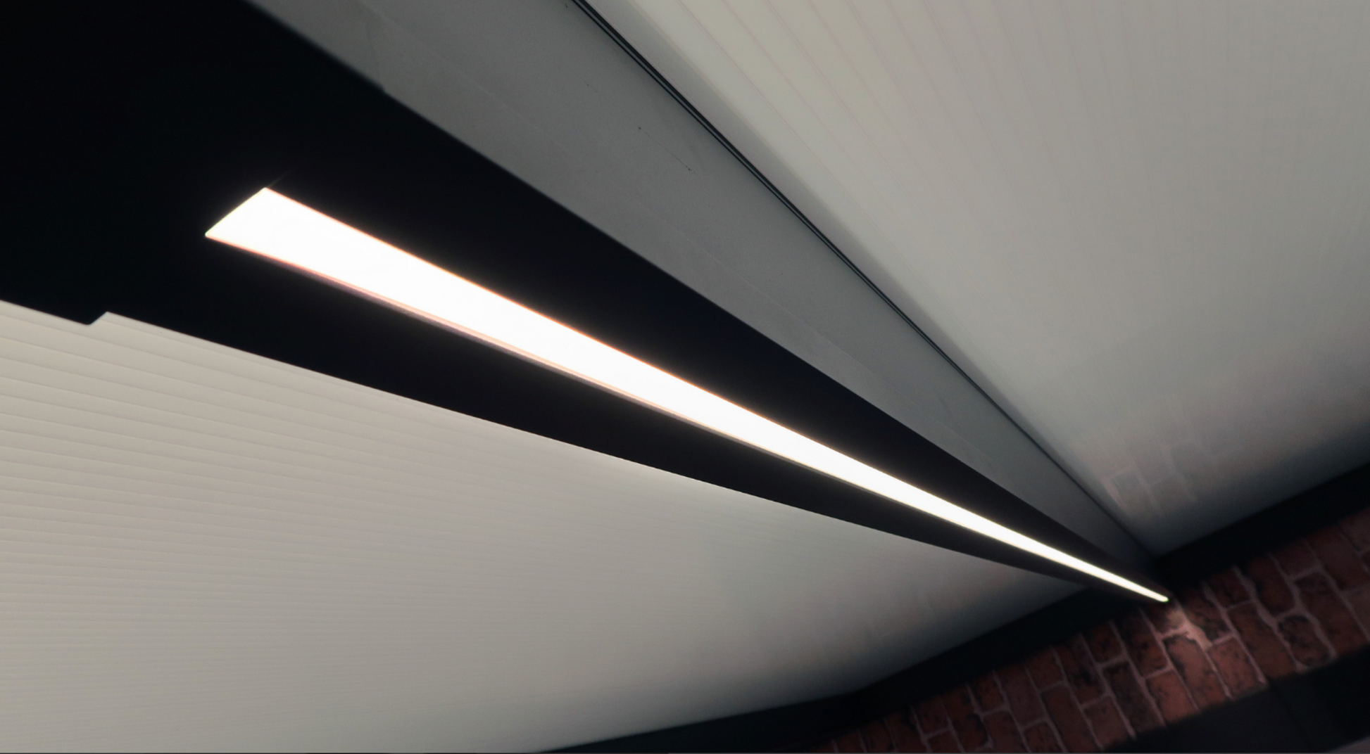 Roma Filamento dimmable LED strip showing remote control and strip profile detail