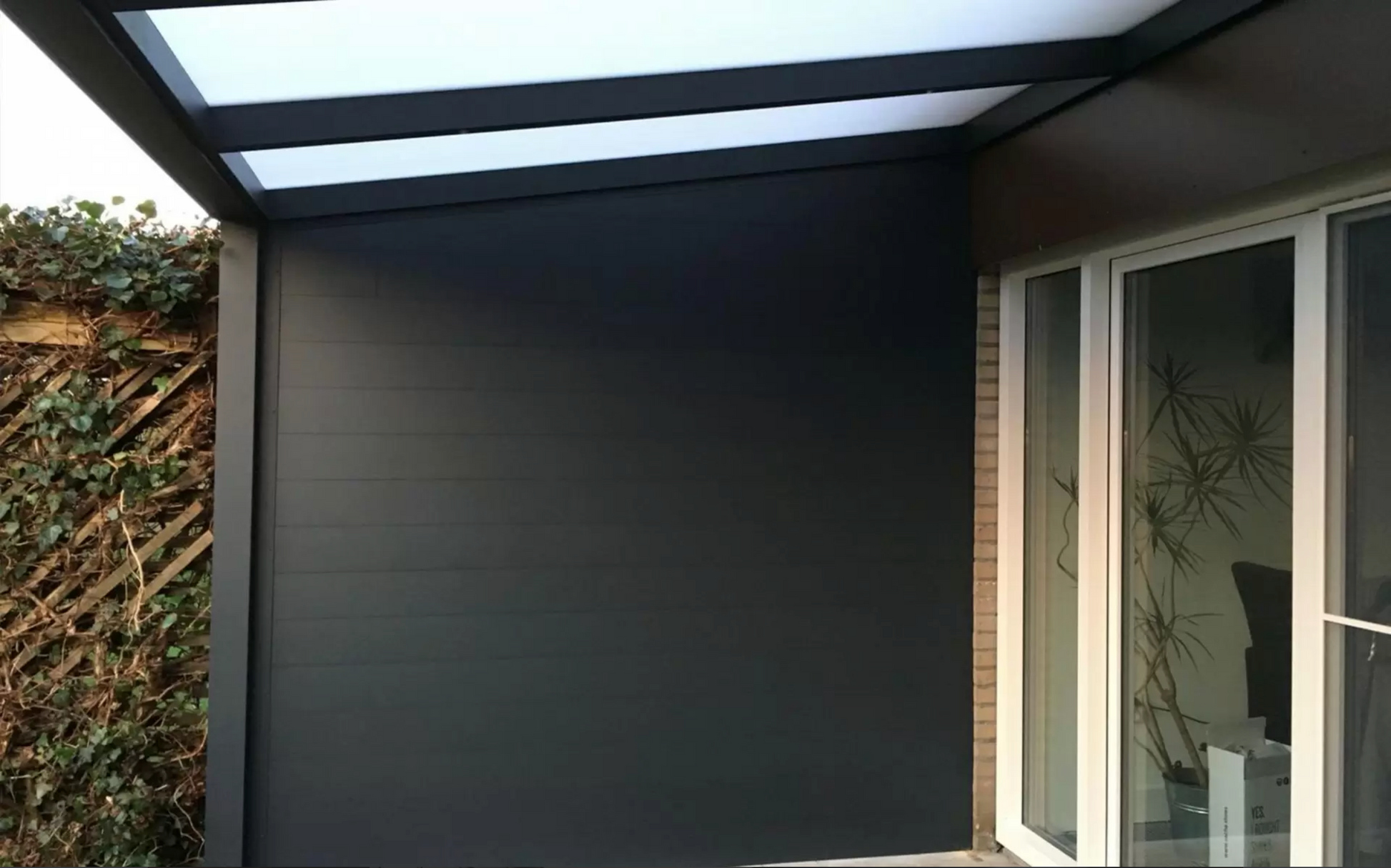 Roma Pannello panels in anthracite showing stacked click-profile assembly detail