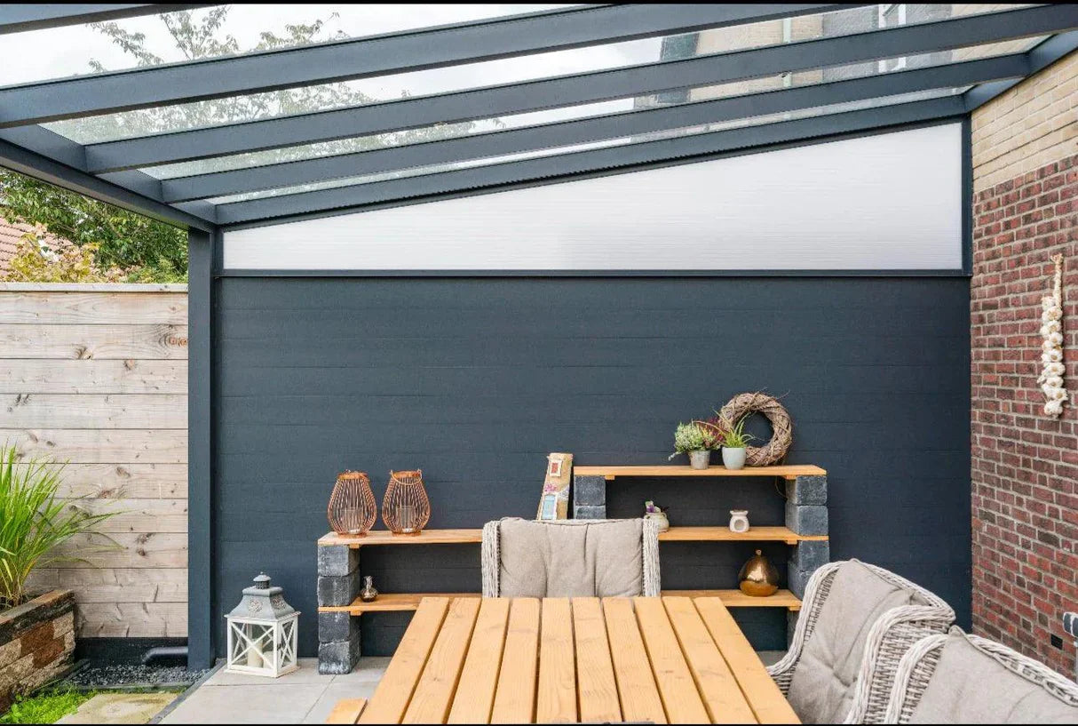 Aluminium click-profile panels in anthracite as a side wall between veranda and boundary