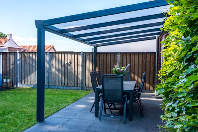 The Luxa veranda in anthracite covering an outdoor kitchen and dining area