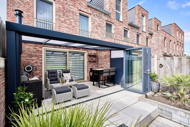 The Luxa veranda in anthracite from garden perspective, full span visible