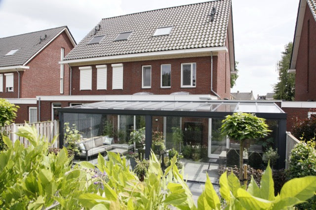 The Luxa veranda in anthracite from the side showing projection and roof profile