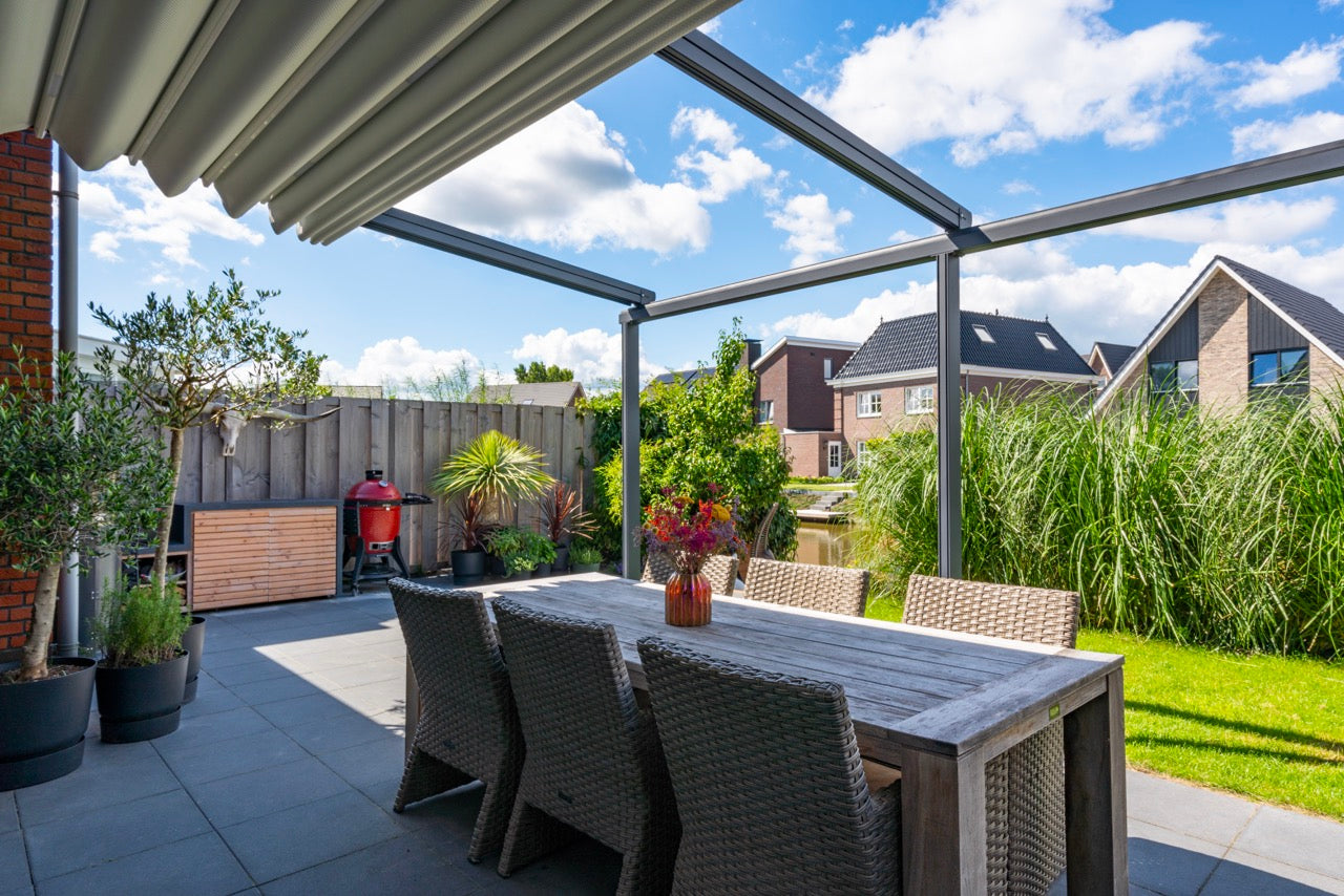 The Libero veranda in anthracite covering a dining terrace, fabric roof closed