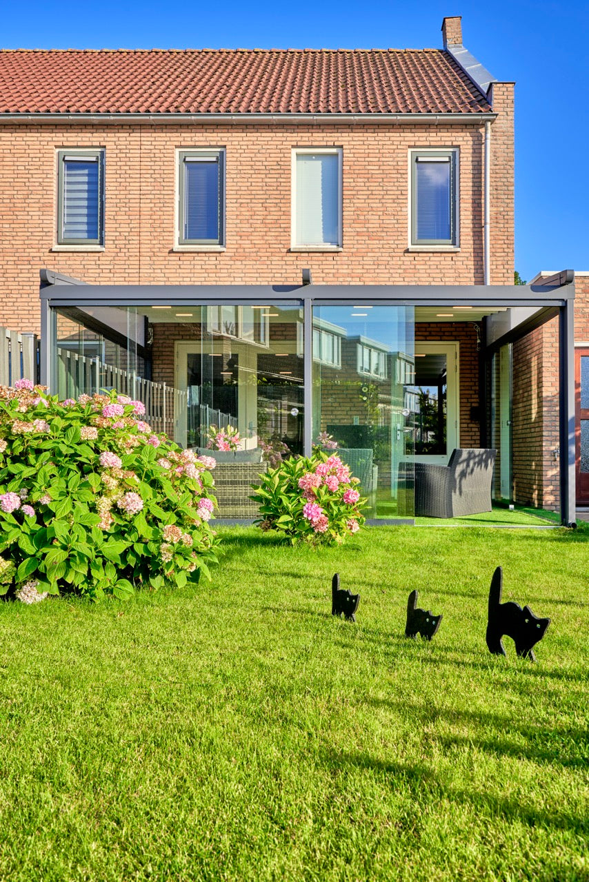 Libero veranda in anthracite on a contemporary home, fabric roof retracted fully