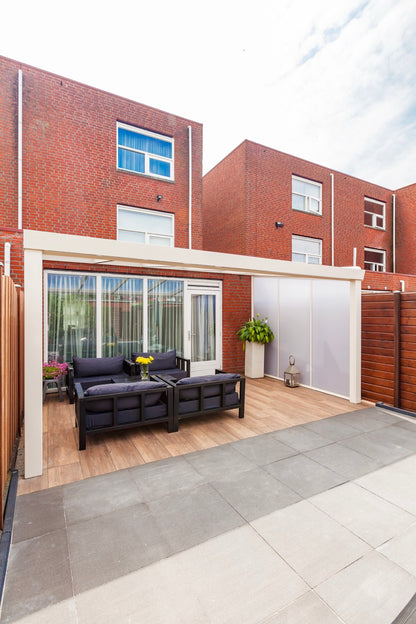 Luxa veranda in anthracite from side with outdoor dining furniture below