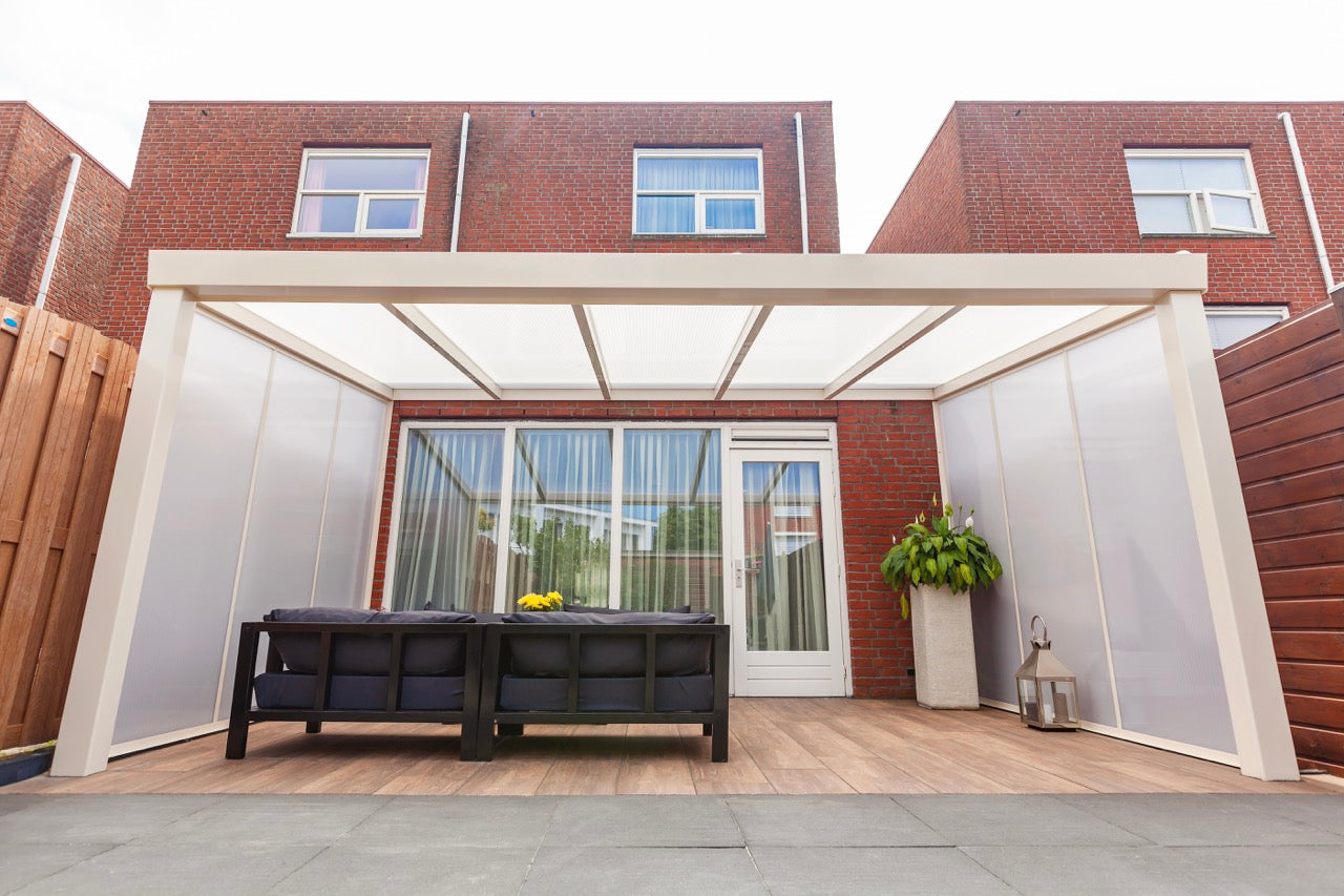 The Luxa veranda in anthracite on a flat-fronted modern home