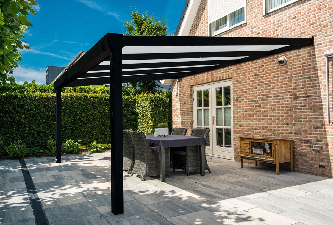Luxa veranda in anthracite wide angle, showing full width and beam run