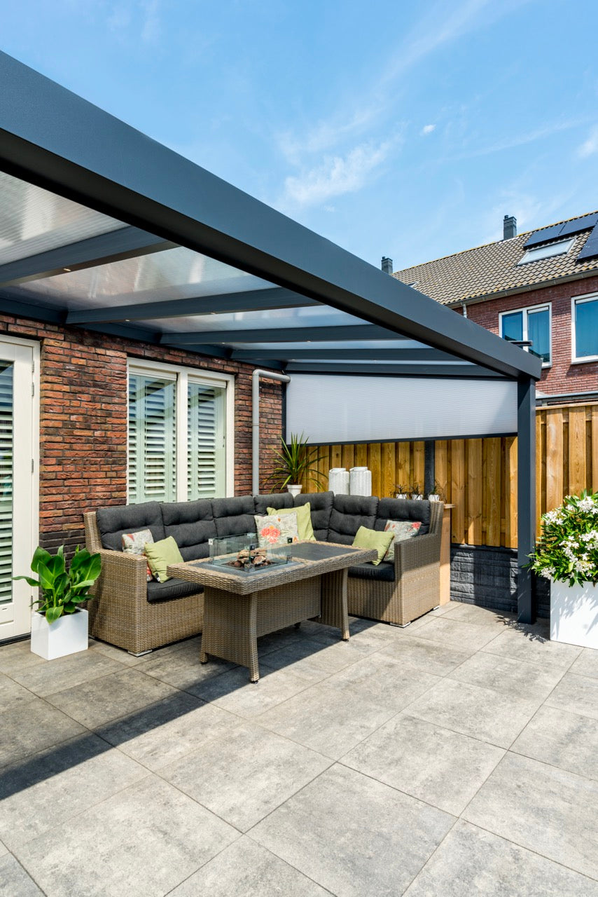 The Luxa veranda in anthracite with outdoor rug and seating area below