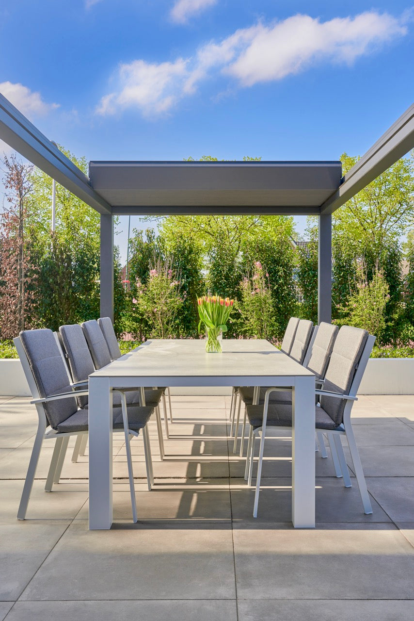 The Aperto pergola in anthracite from side showing projection and panel depth
