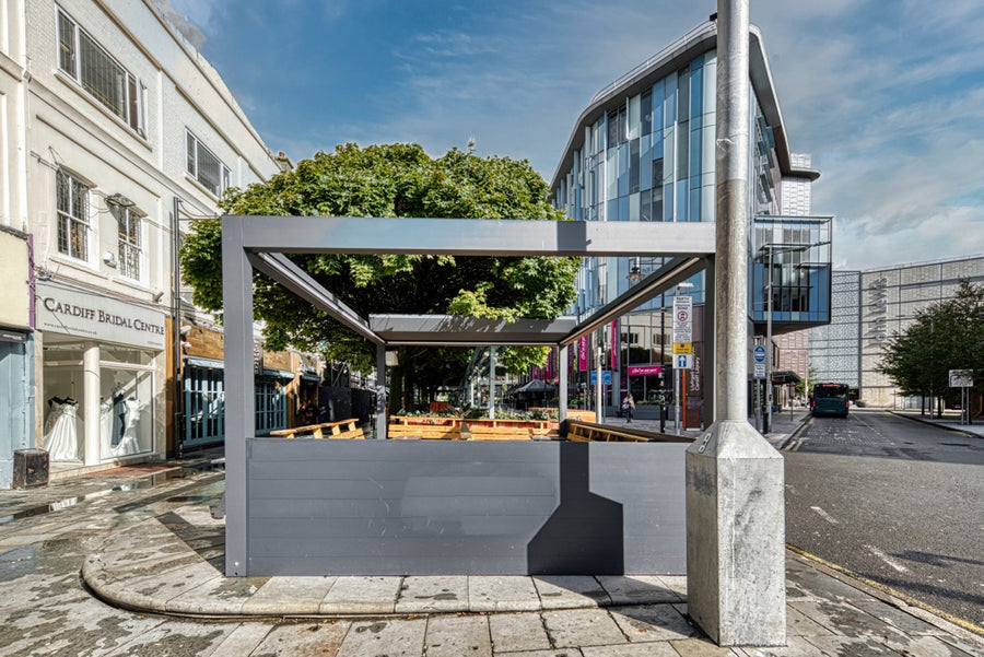 The Aperto pergola in anthracite from corner showing cubic frame and panel alignment
