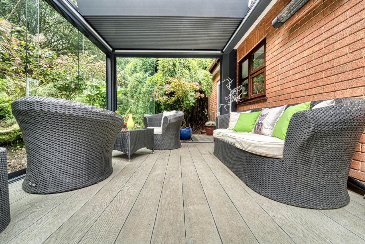 The Aperto pergola in anthracite wall-mounted on a grey render property