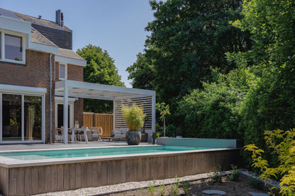 The Cristallo pergola in anthracite from the side showing cubic frame and post detail