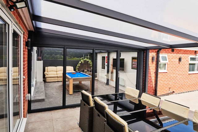 Cascina freestanding veranda in anthracite in an open garden, no wall fixing