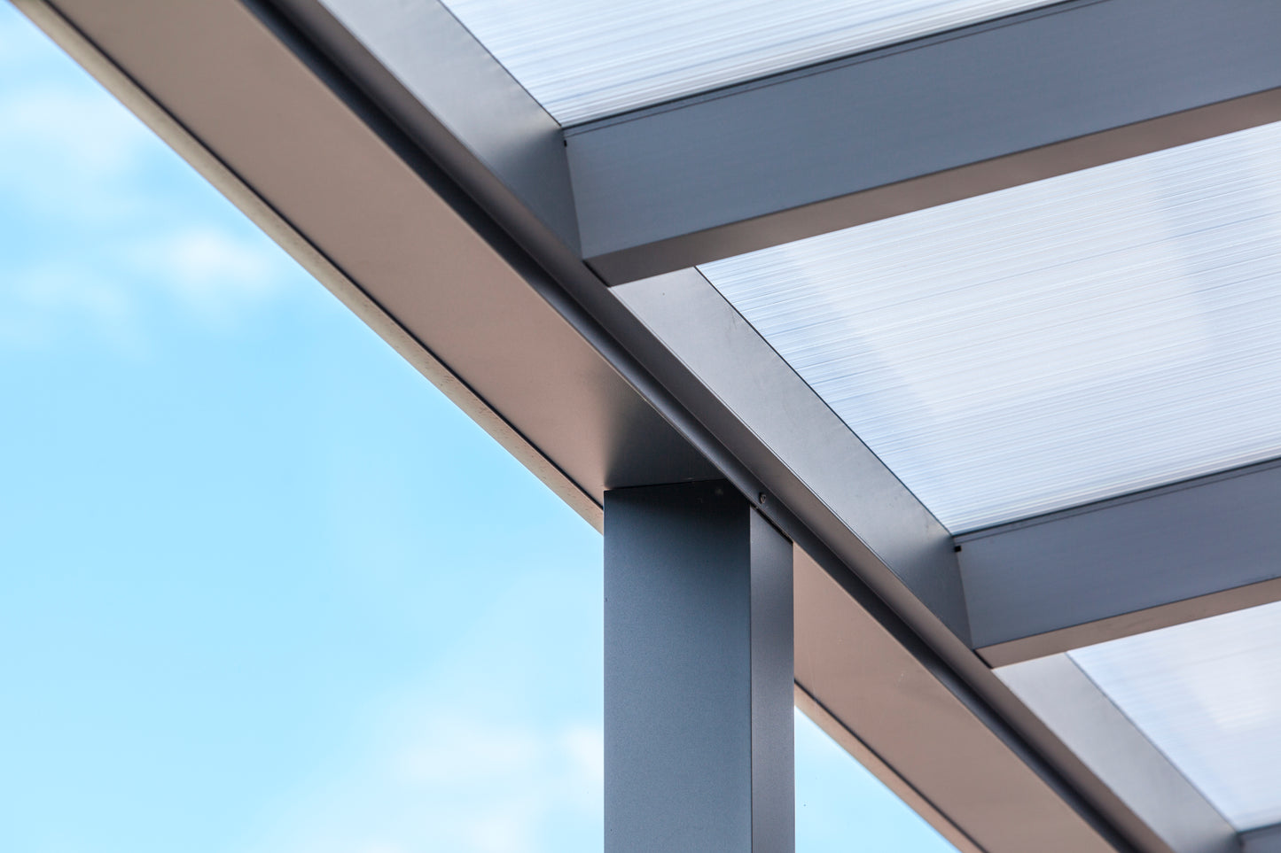 Cascina veranda in anthracite at dusk with integrated LED lighting along the beam