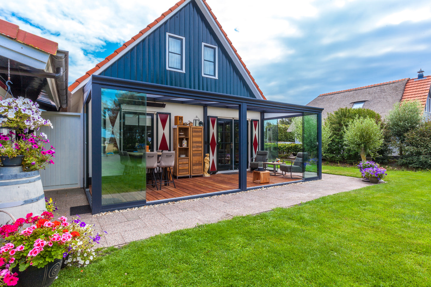 The Cascina aluminium veranda wall-mounted in anthracite with polycarbonate roof overhead