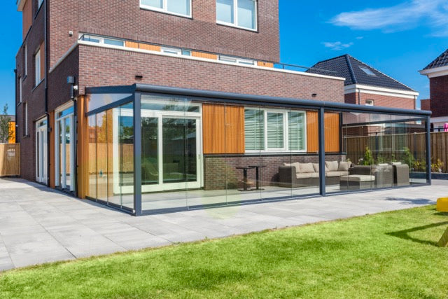 Cascina veranda in anthracite covering an L-shaped terrace configuration