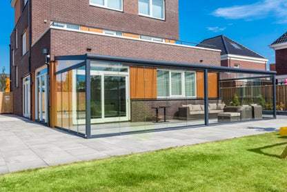 Cascina veranda in anthracite covering an L-shaped terrace configuration