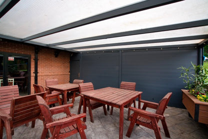 The Cascina veranda in anthracite covering a wide side-return terrace