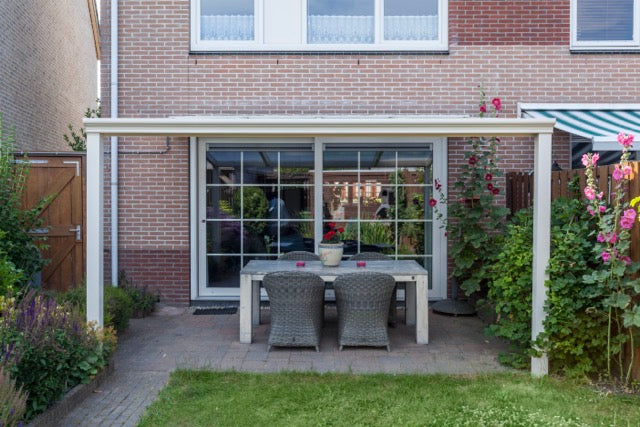 The Cascina veranda in anthracite with outdoor kitchen positioned below