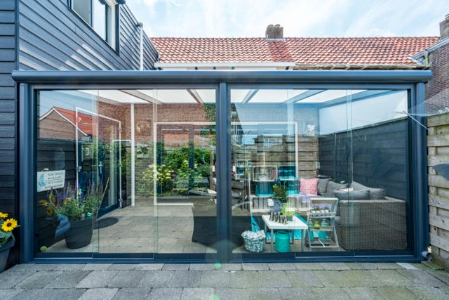 The Cascina veranda in anthracite freestanding with round post detail