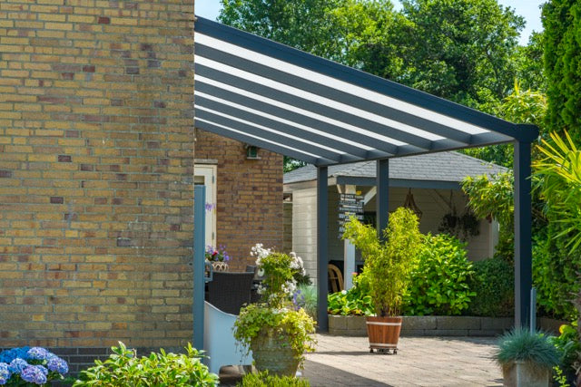 Cascina veranda in anthracite with furniture below and garden beyond