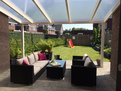 Cascina veranda in anthracite covering a garden dining area from above