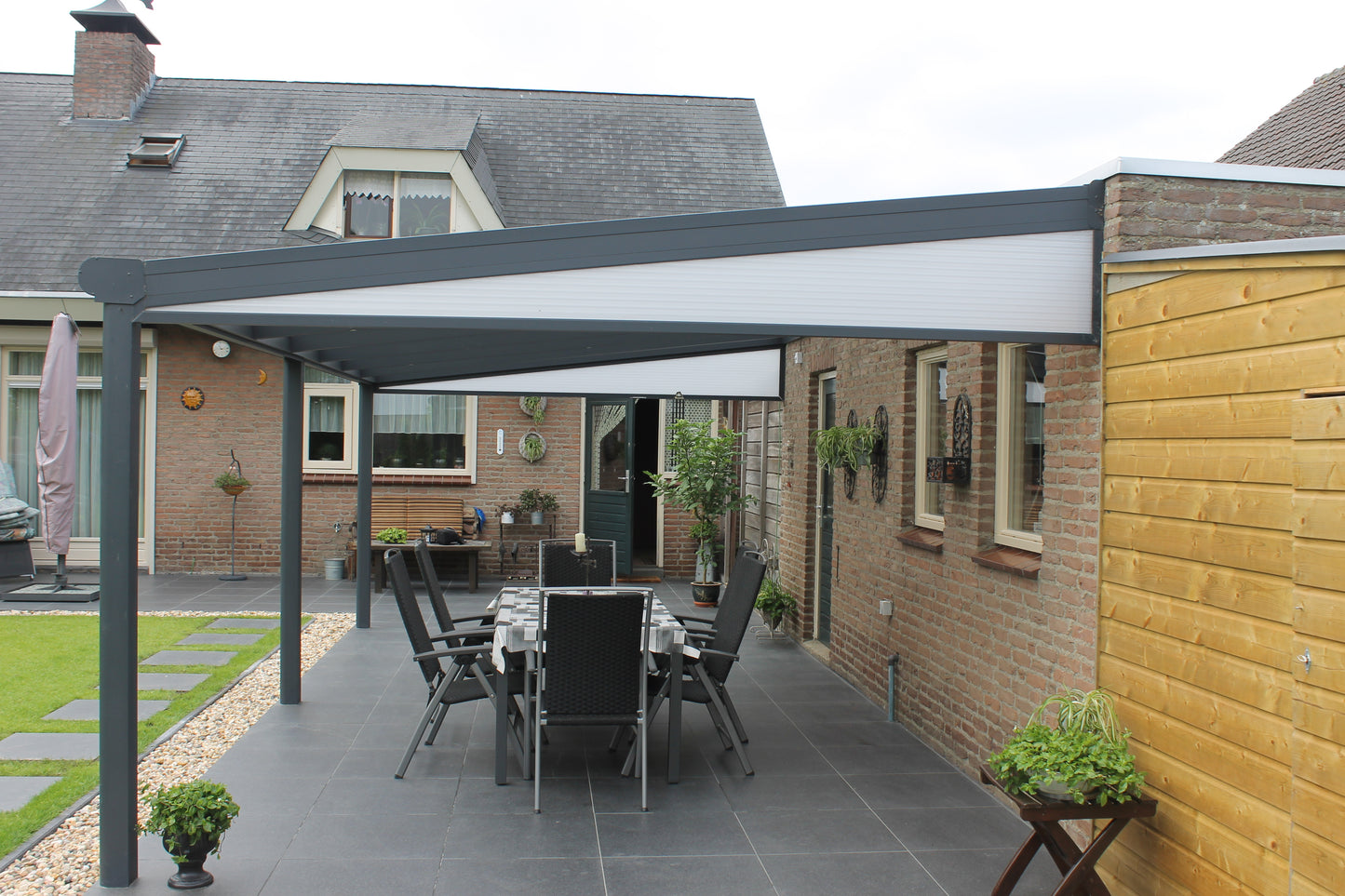 Cascina veranda in anthracite showing roof panel and beam underside detail