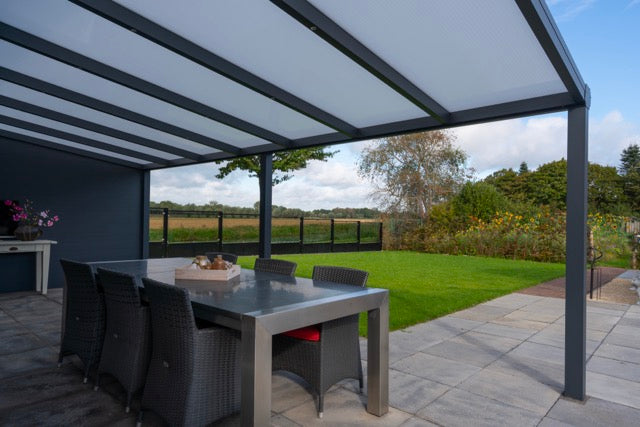 Cascina veranda in anthracite on a contemporary home with bi-fold doors behind