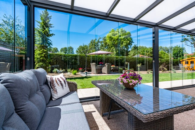 The Cascina veranda in anthracite on a flat-fronted modern home, full-width view