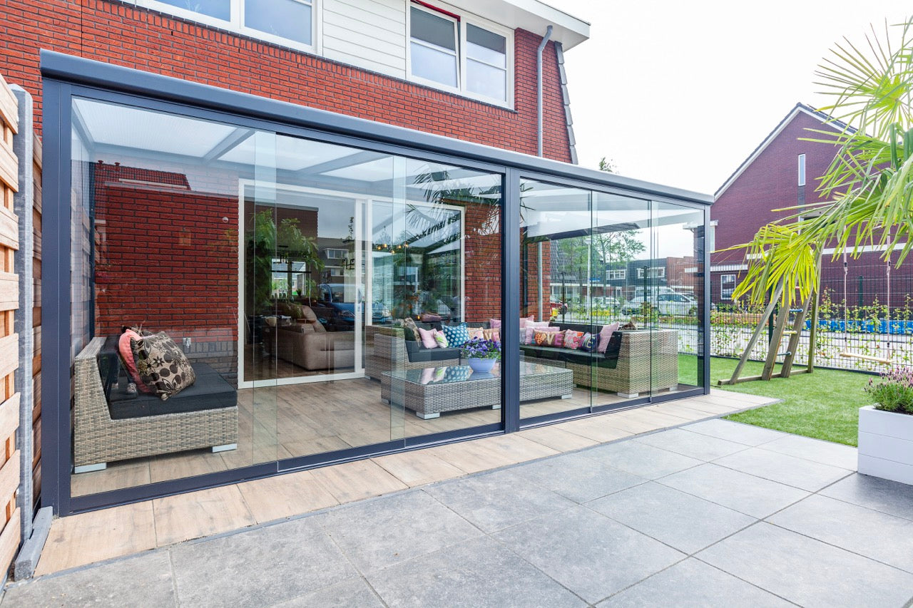 Fino veranda in anthracite from garden, showing post and beam profile