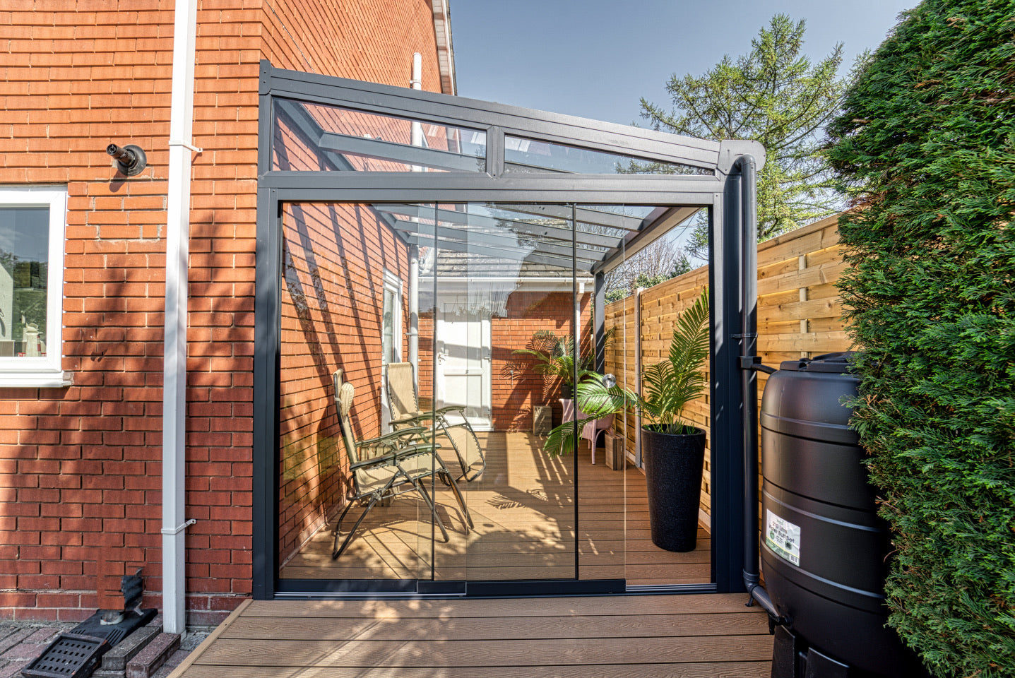 The Nobile veranda in anthracite with adjacent garden planting